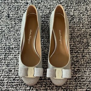 NWT Salvatore Ferragamo Glitter Silver Vara Bow Flats. Size 71/2